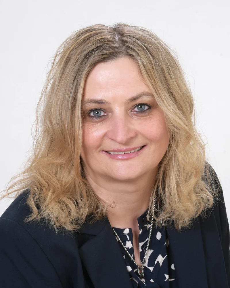 Beate Hornung, Finanzen, Personalwesen, Prokuristin